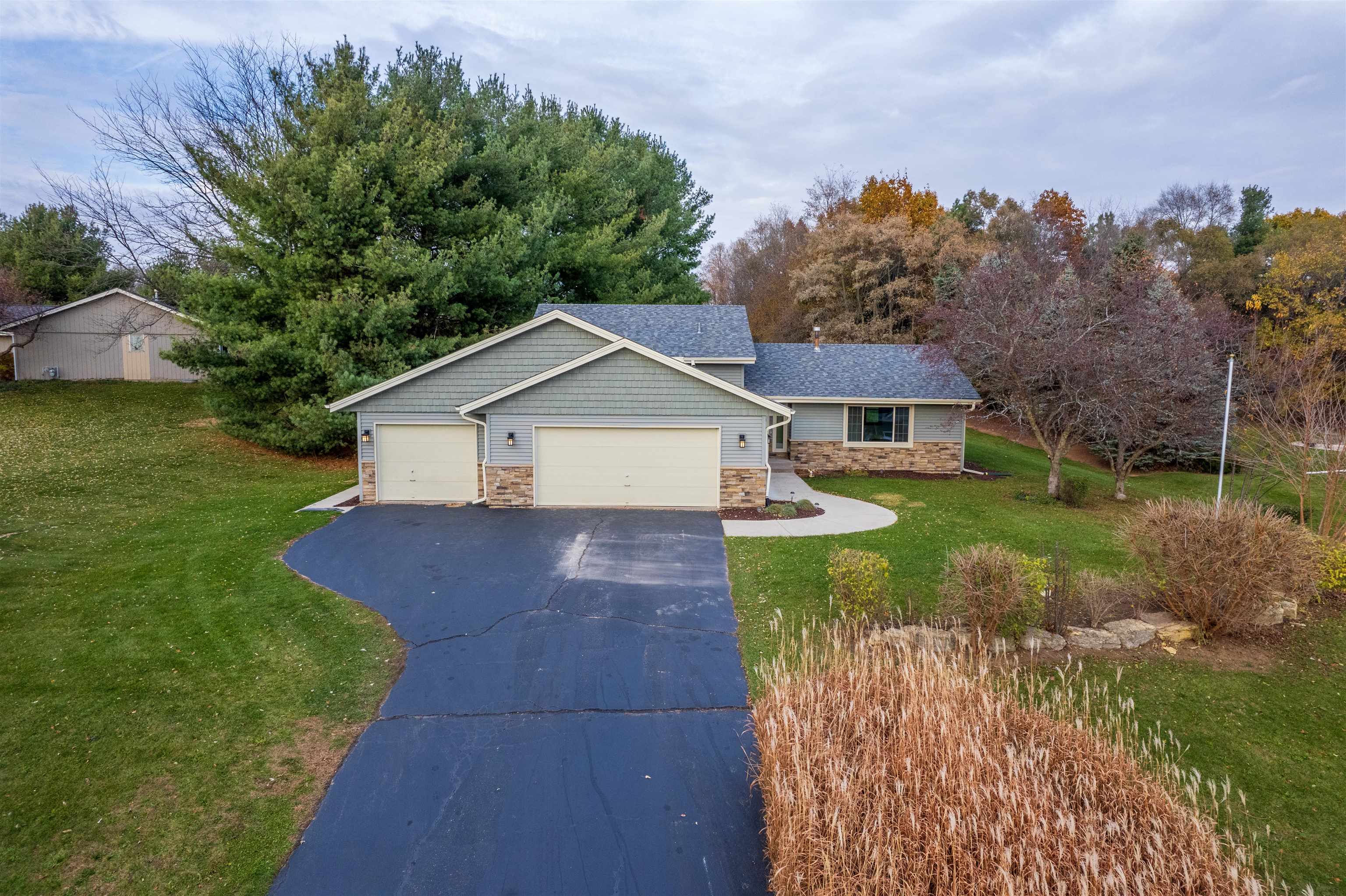 For Sale 1149 Bears Paw Drive, Rockford, IL 61103 4 Beds / 2 Full