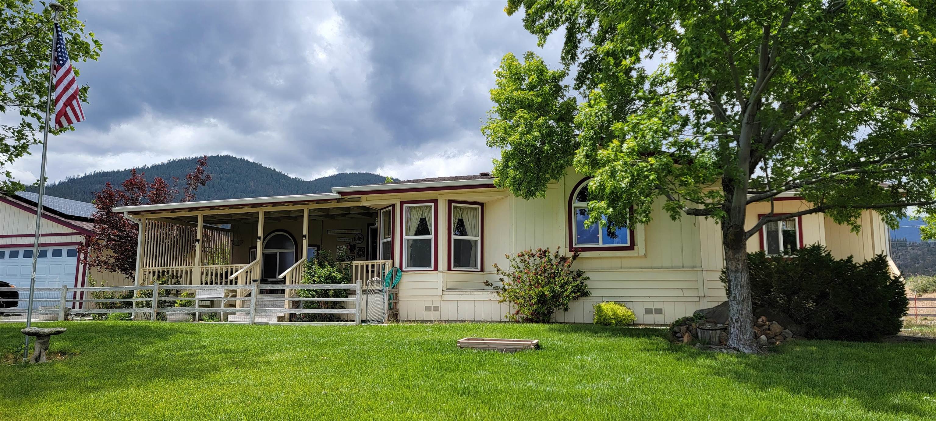 Looking for some space with a view? LOOK no farther!!! This very well kept Silvercrest home has 3 bedrooms 2 baths and a 800sqft garage. Beautiful views of majestic Mt. Shasta from the covered porch. These views don't come along often. Make offers.