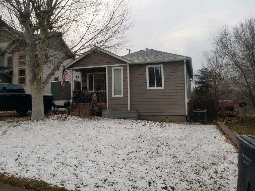This beautiful family home is conveniently located and tucked into a great neighborhood with easy I5 access on the North end of town, near the YMCA and Yreka High School. Two stories with plenty of room to spread out! The street level front entrance leads to a wonderful open layout, allowing easy flow through the living room, dining area and kitchen - right out to the back deck and large backyard! Downstairs you will find two bedrooms, including the Master, that boasts a walk in closet along with a spacious bathroom and it's own private access to the backyard. Well cared for and maintained, this home is a must see!
