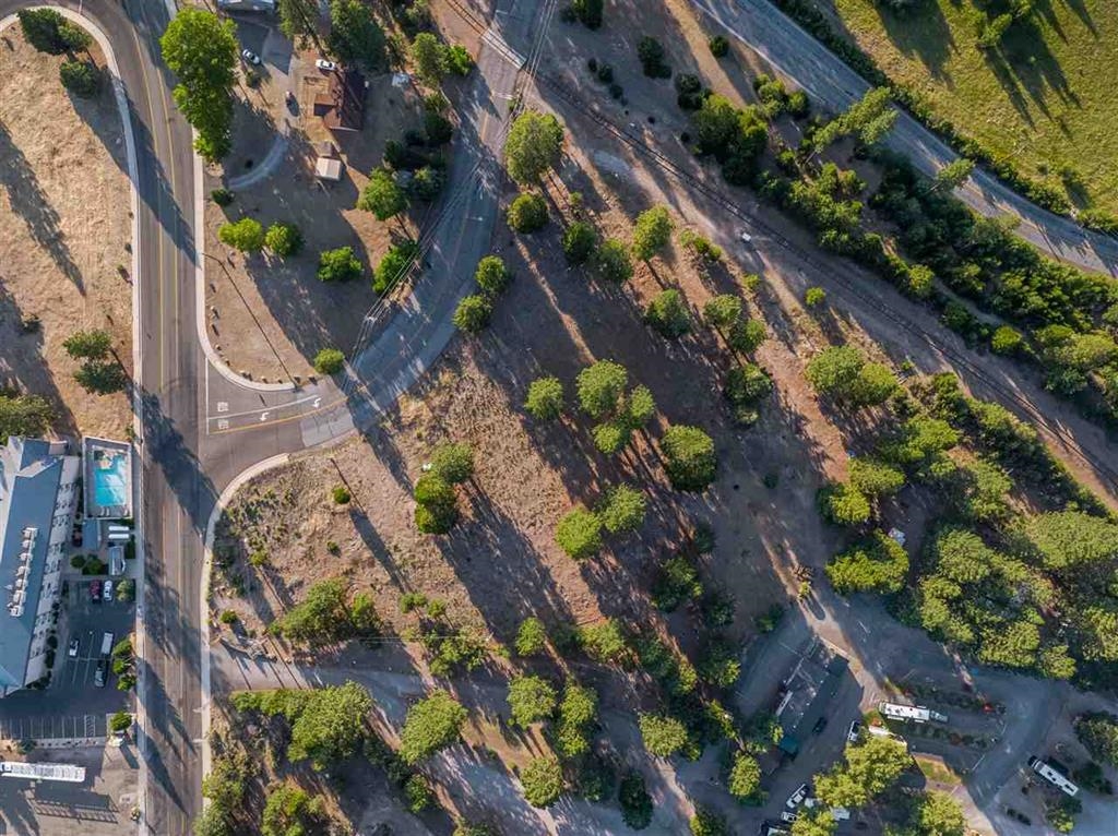 Here’s your chance to claim a standout location in the thriving commercial hub of South Weed, CA! This prime 3.1-acre parcel offers exceptional visibility, easy access, and ample space to bring your business vision to life. Whether you're expanding, relocating, or starting fresh, this property puts you right where the action is. Opportunities like this don’t come around often—schedule your showing today!