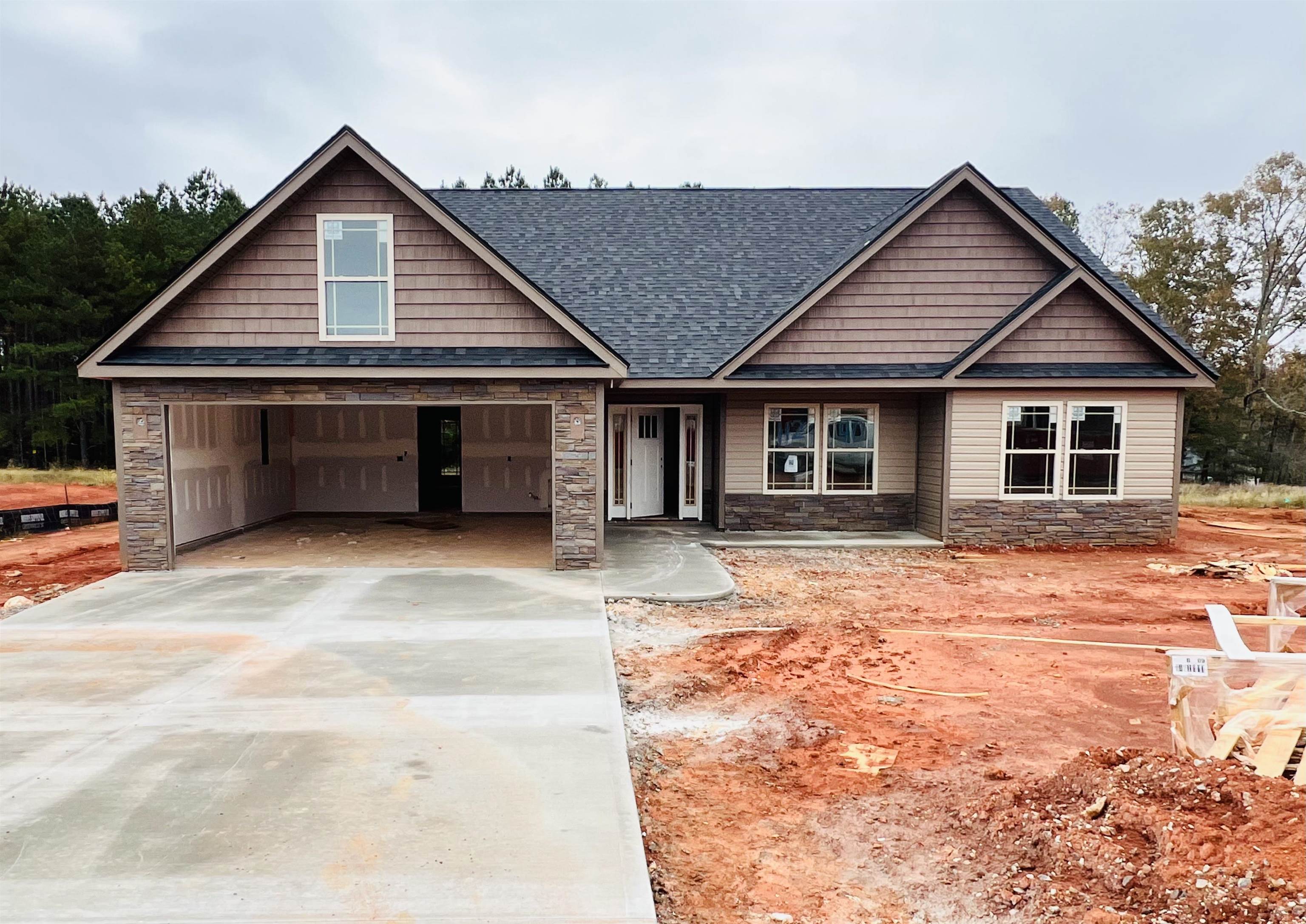 Preferred Lender/Attorney Closing Costs Incentive Offered!  Welcome to Double Creek! The Drayton plan offers a beautiful, modern layout. Open concept for the living room, dining, and kitchen. Home complete with the trademark chair rail, crown molding, and rope lighting.