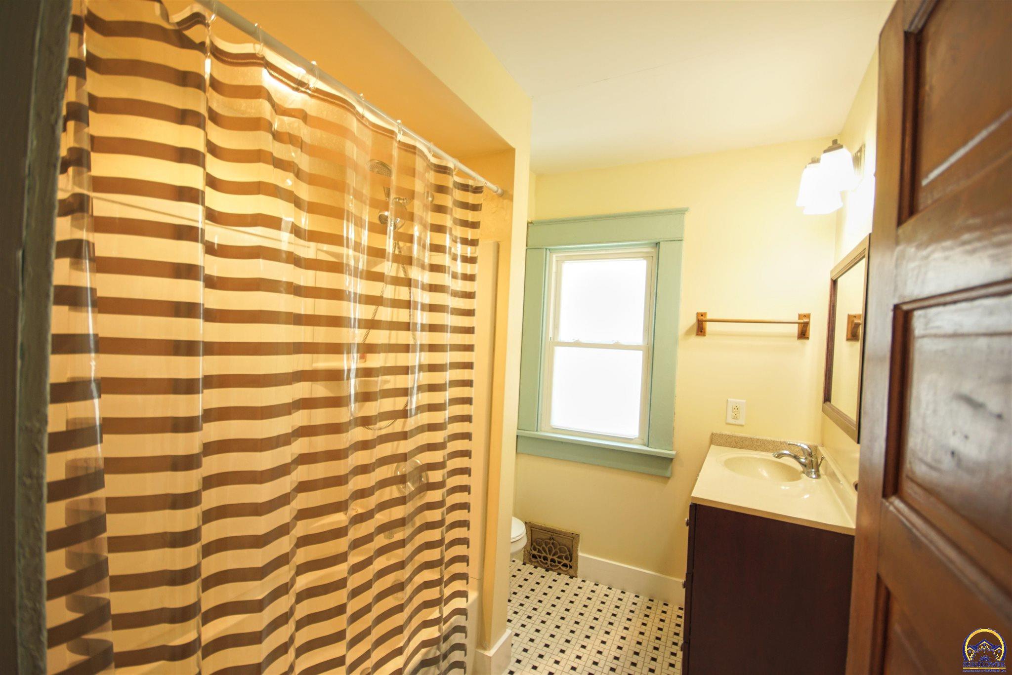 1263 SW WASHBURN AVE, TOPEKA, KS 66604