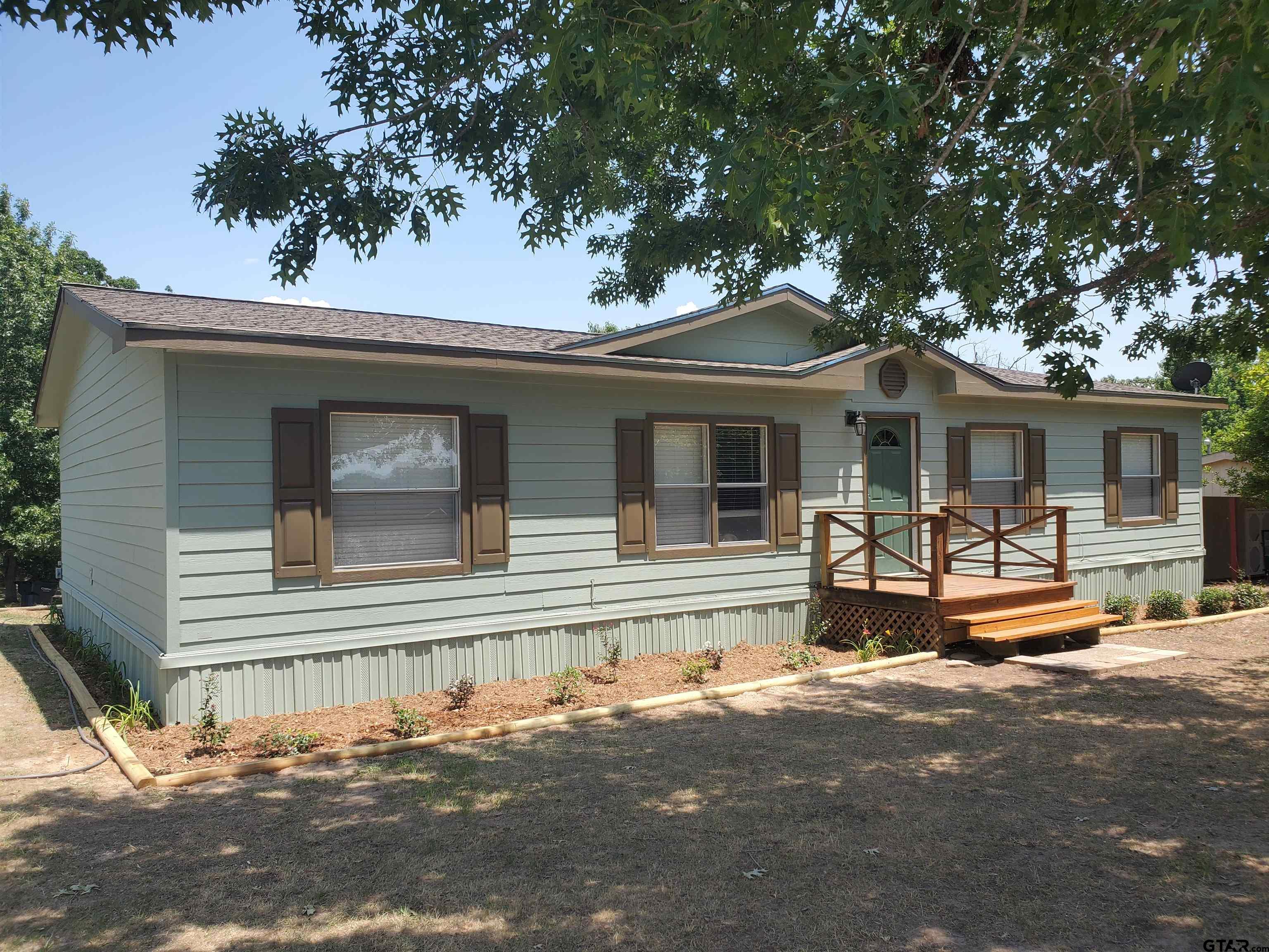 Beautiful 3/2 in Holiday Villages at Lake Fork. Holiday Villages amenities include a clubhouse/restaurant, miniature golf, basketball court, playground area, boat ramps and fishing pier. Community is approximately 10 minutes outside of Quitman and approx. 1.5 to 2 hours from Dallas and approx. 1 hour from Tyler.