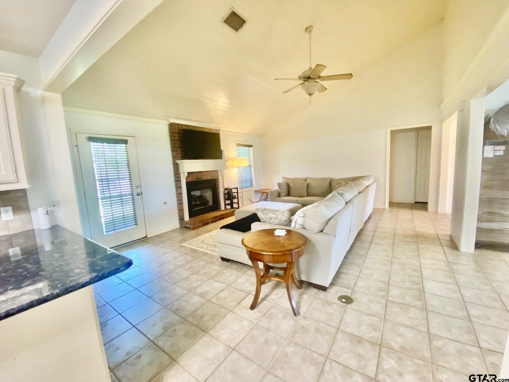 403 Aspen Bend Street, Crockett, Texas image 3