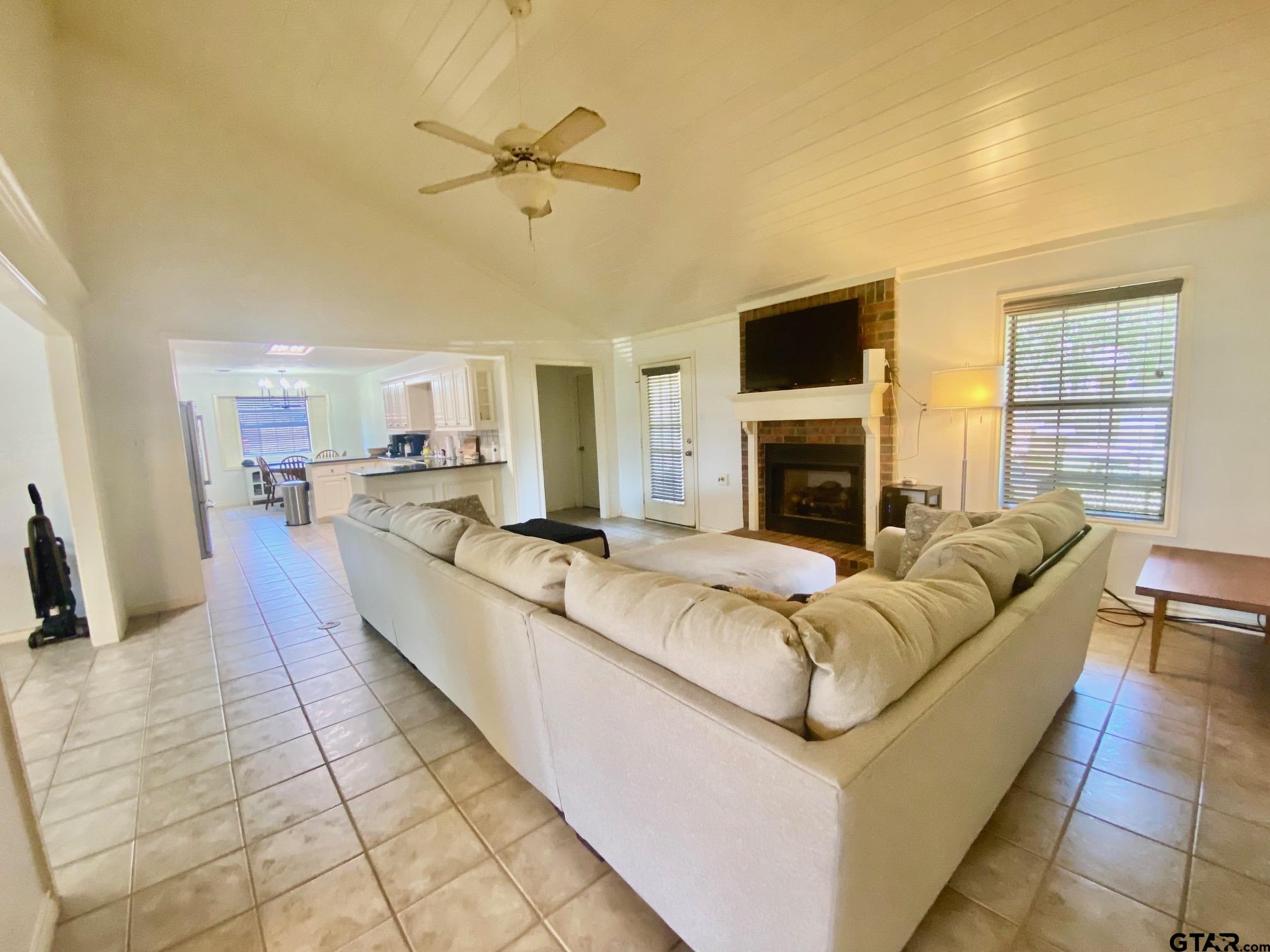 403 Aspen Bend Street, Crockett, Texas image 5