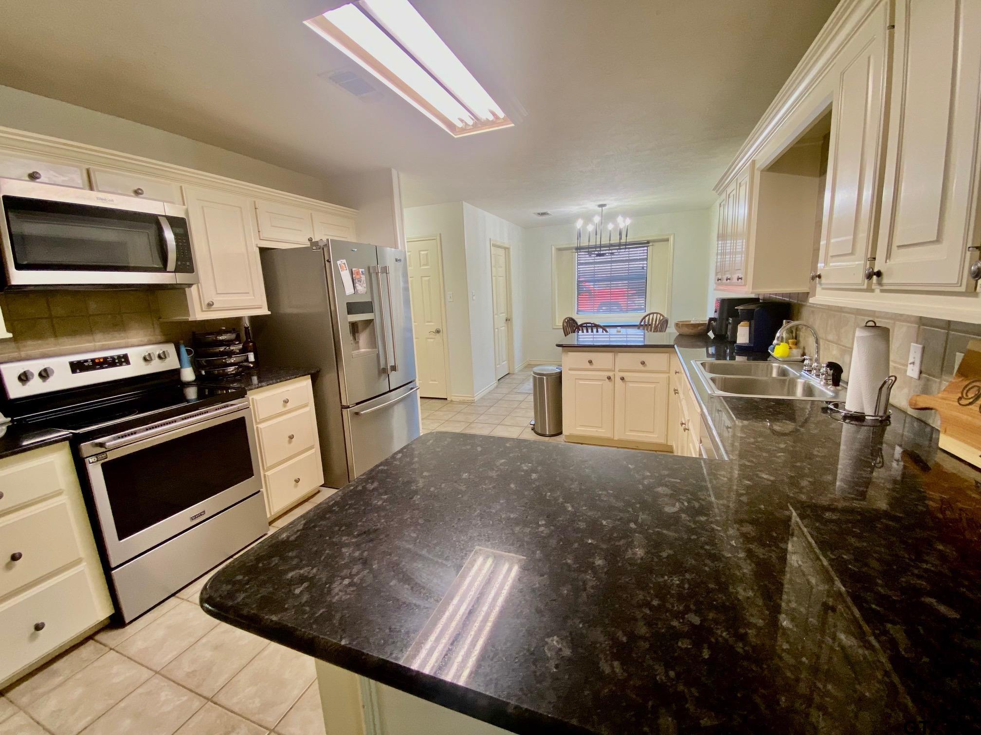 403 Aspen Bend Street, Crockett, Texas image 6